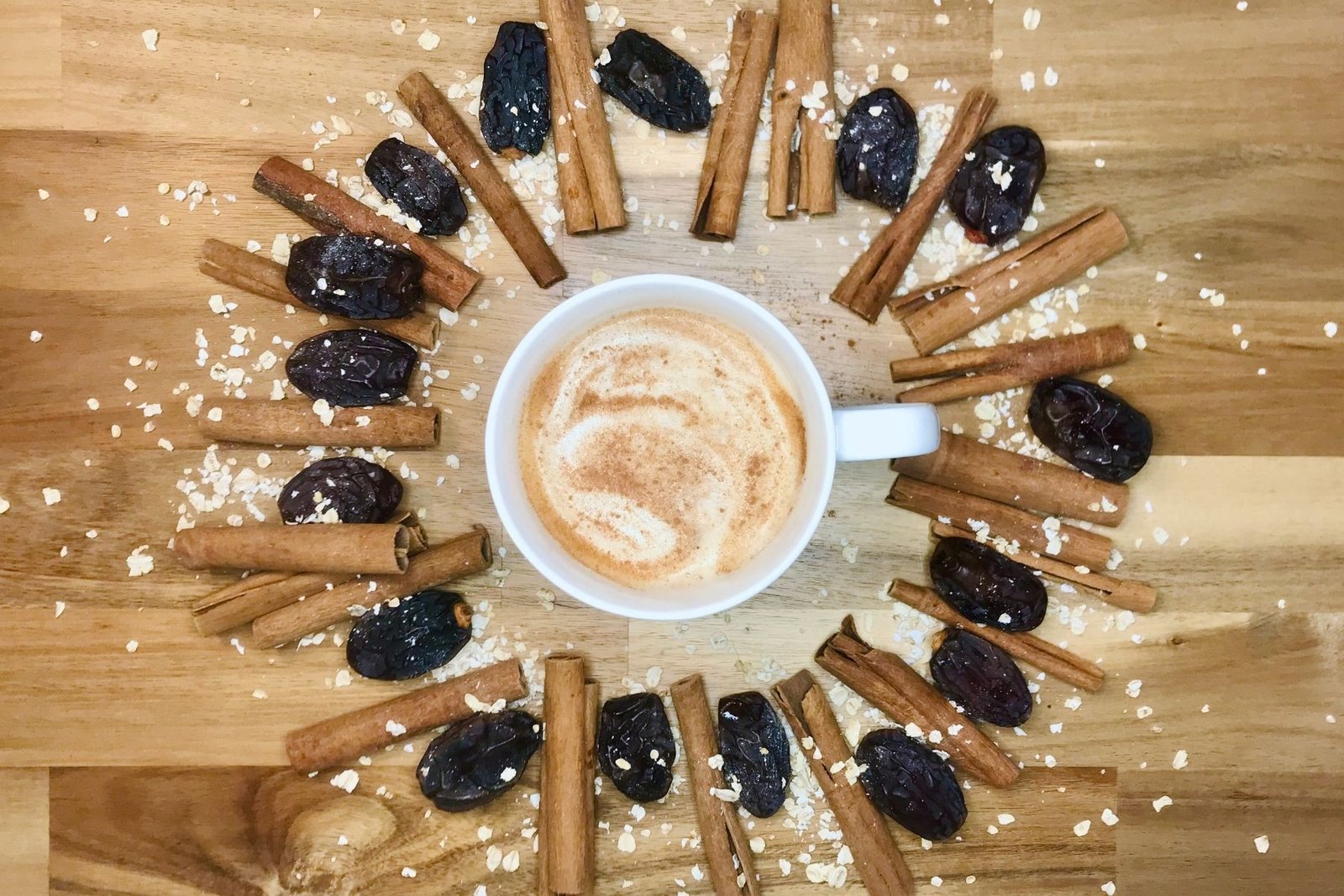 Cremiger Dattel Latte, natürlich gesüßt und hautfreundlich