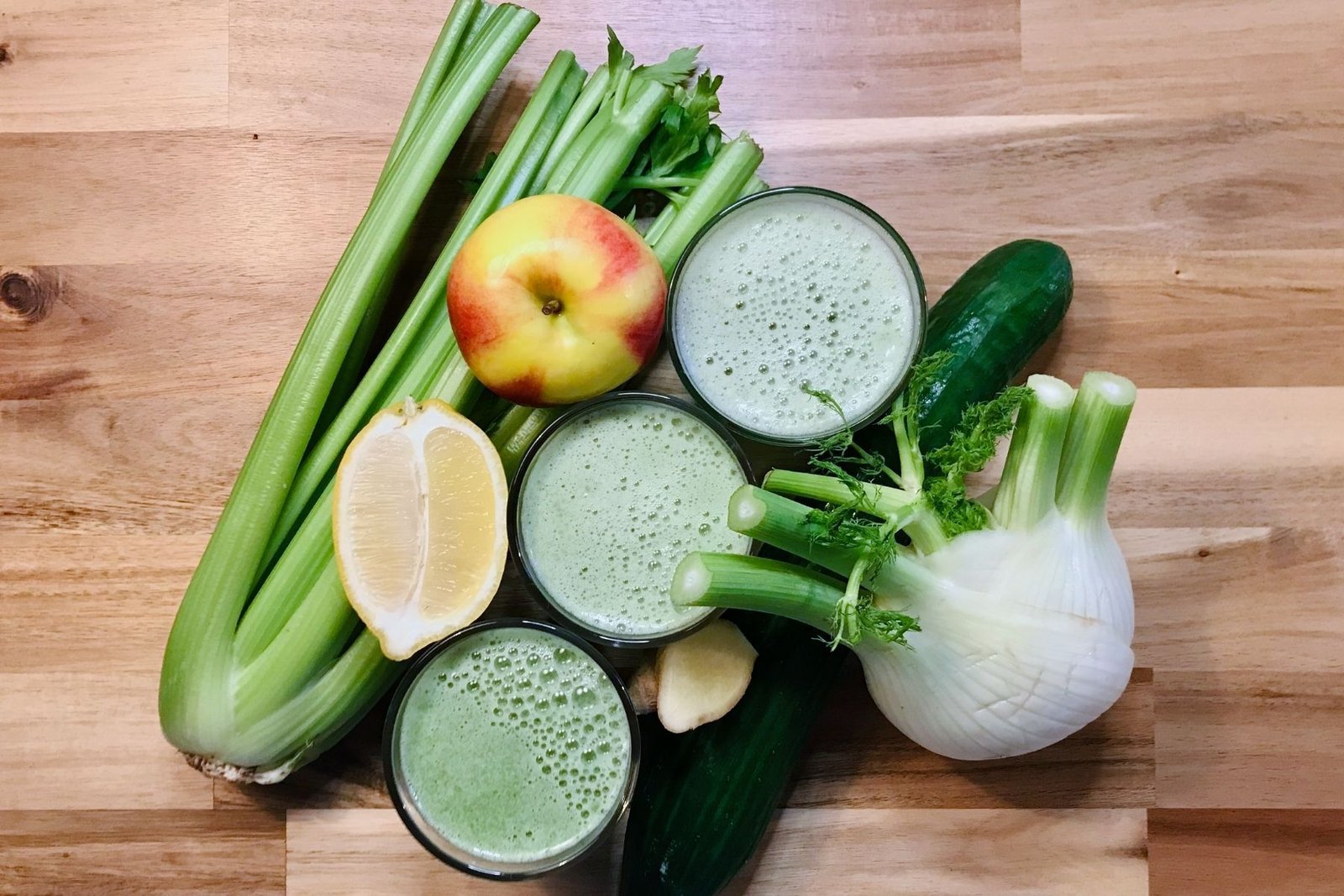 Grüner Saft mit frischem Gemüse, nährstoffreich und hautfreundlich