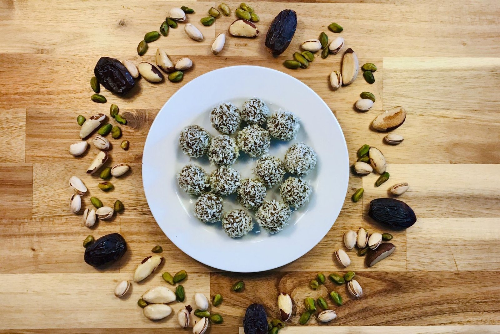 Energy Balls, gesunder Snack aus natürlichen Zutaten