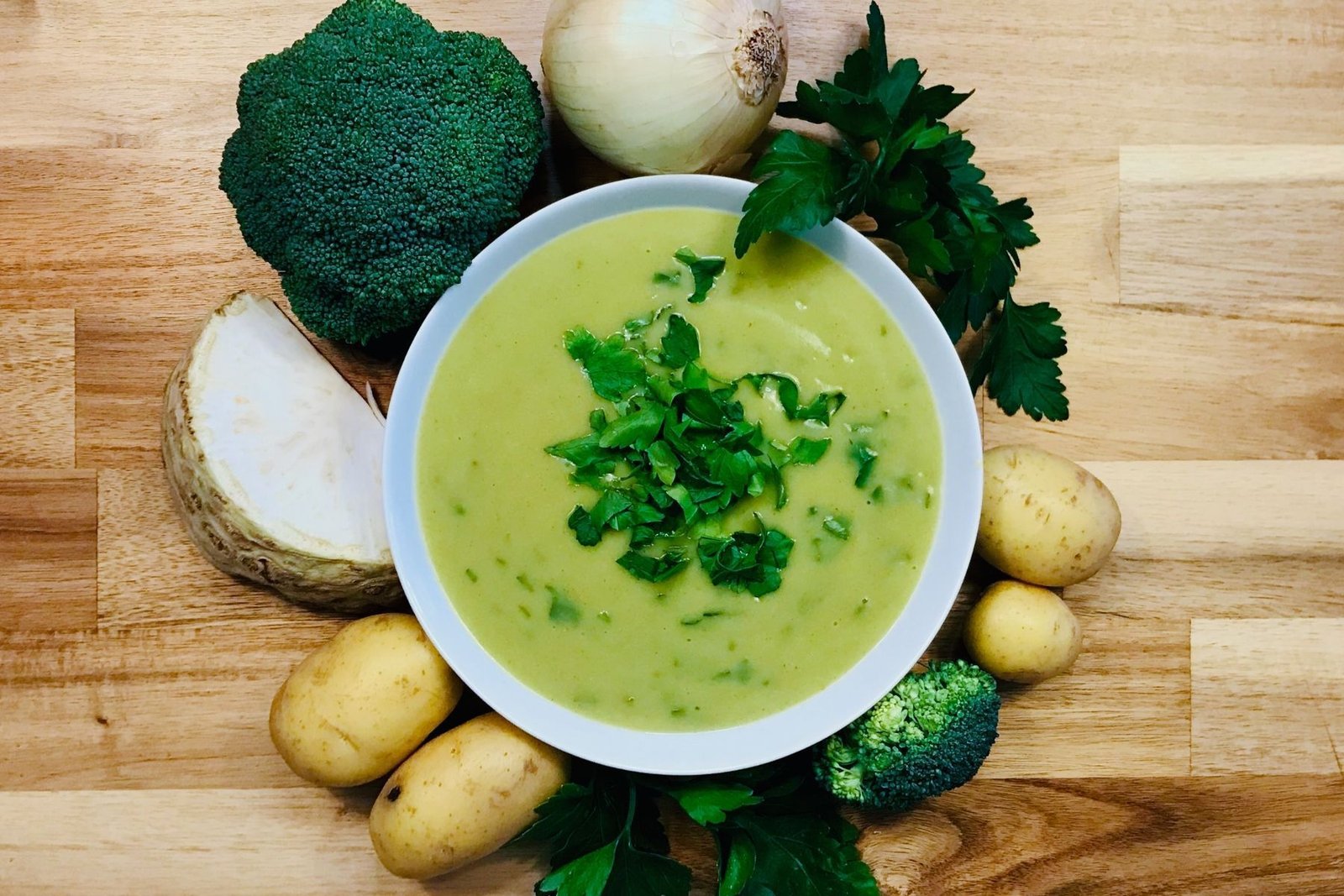 Cremige Brokkolisuppe, leicht und nährstoffreich