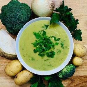 Creamy broccoli soup, light and nutrient-rich